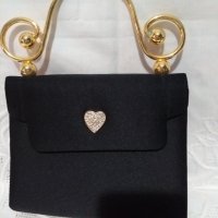 Малка черна чантичка със златна дръжка, снимка 1 - Чанти - 32142401