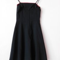 Стилна рокля в черно с червени акценти., снимка 2 - Рокли - 42574328