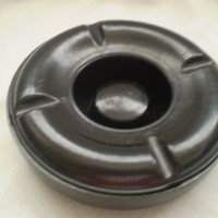 Стар кръгъл пепелник бакелит -твърда черна пластмаса, снимка 1 - Други - 37692260