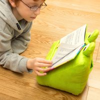 Cuddly Reader Детска стойка за iPad | Стойка за таблет | Държач за книга| Възглавница за четене | Че, снимка 4 - Плюшени играчки - 44324759
