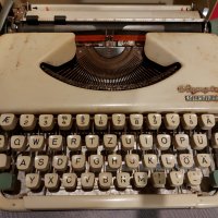 Колекционерски пишещи машини, снимка 8 - Колекции - 31483381