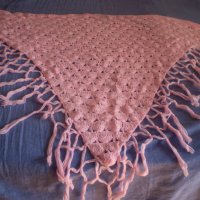 Плетен на една кука розов триъгълен шал, снимка 1 - Шалове - 34544456
