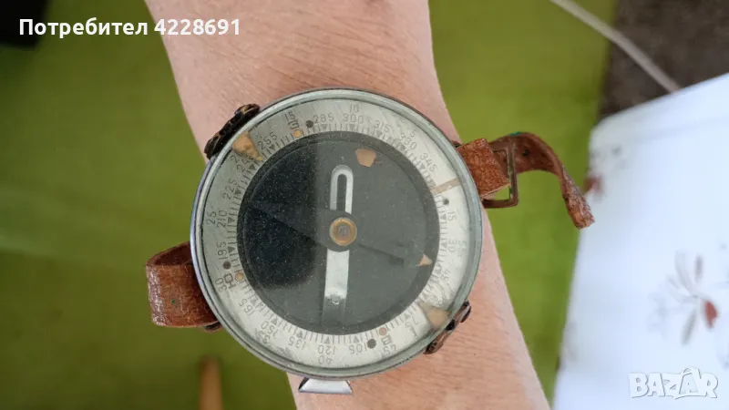 Два модела запазени ретро компаси , снимка 1