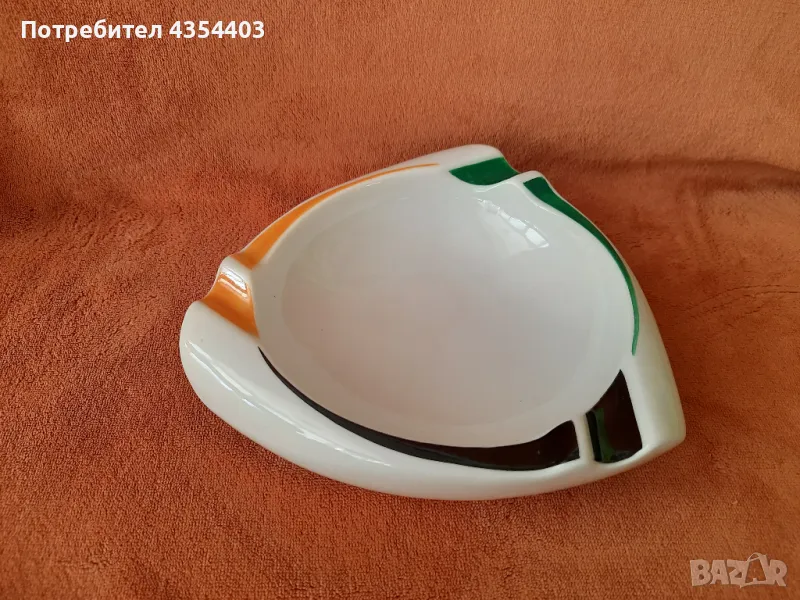 Ретро порцеланов пепелник на „Изида” – триъгълен, ръчно рисуван, снимка 1