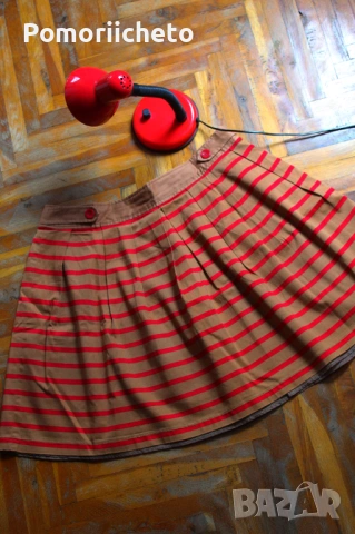 Красива разкроена раирана пола в горчица и червено