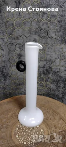Елегантна и стилна ваза в млечно бял цвят с акцент дръжка тип ухо в черно, снимка 9 - Вази - 49377348