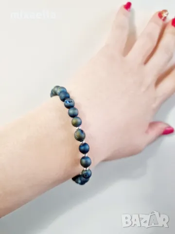 Гривна със сребърни елементи и естествени камъни 