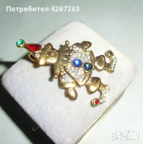 Позлатена висулка палячо с подвижни елементи и разноцветни кристалчета