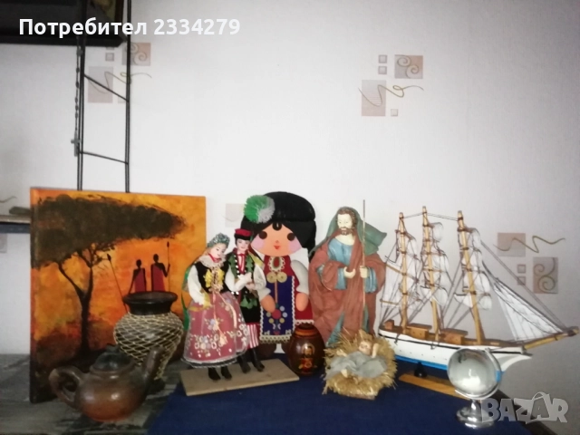 Стари статуетки и сувенири от различни държави и различни автори и години. 