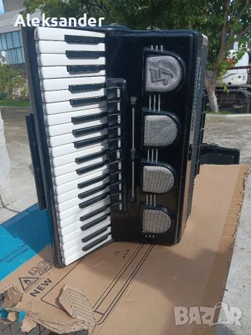 Продавам акордеон Weltmaster Stela 120 баса.
