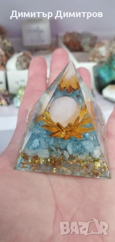 Пирамиди оргонит с аквамарин и златни люспи. Идея за подарък, снимка 2 - Ръчно изработени сувенири - 50604119
