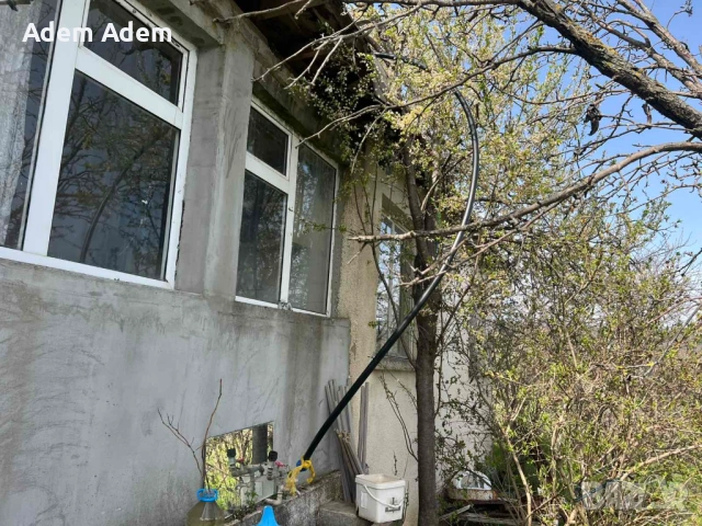 ПРОДАВА СЕ: Голям имот с къща, две допълнителни сгради и 1.7 дка земя в с. Разбойна, снимка 2 - Къщи - 54195808