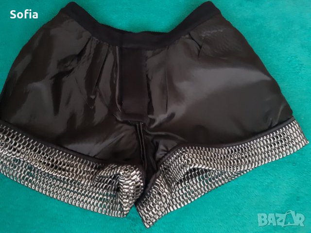 Бутик модел ефектни къси панталони изк.кожа с декоративни 3Д цветя бродерия, снимка 7 - Панталони - 31797583