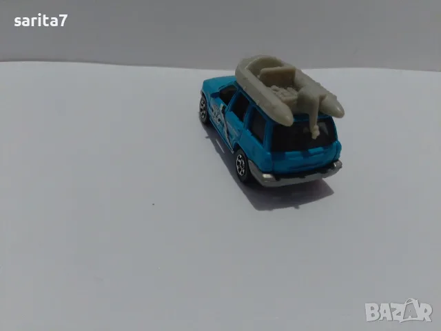 Jeep Grand Cherokee с лодка/сал на покрива на марката Matchbox (в мащаб около 1:58 – 1:64)., снимка 6 - Колекции - 56228217