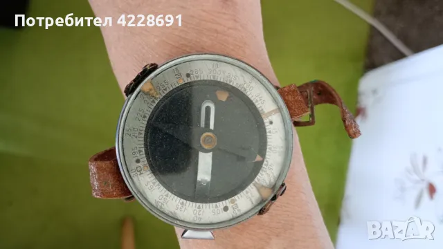 Два модела запазени ретро компаси 