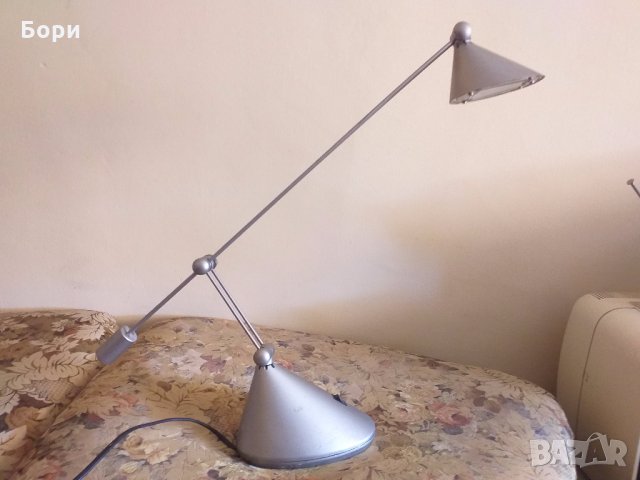 Функционална настолна лампа