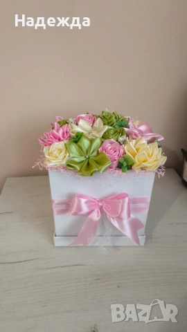 Сатенени цветя в кутия 