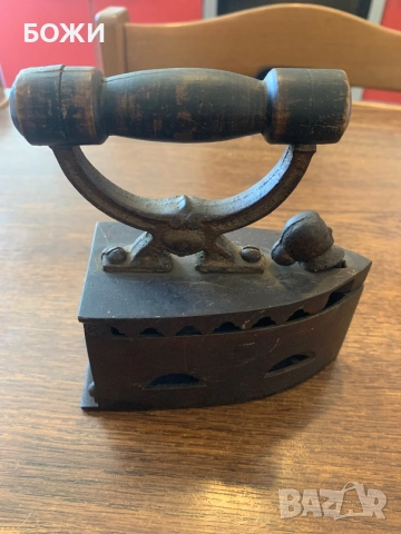 🪔 Антикварна чугунена въгленна ютия с дървена дръжка – Швейцария, снимка 2 - Антикварни и старинни предмети - 51785080