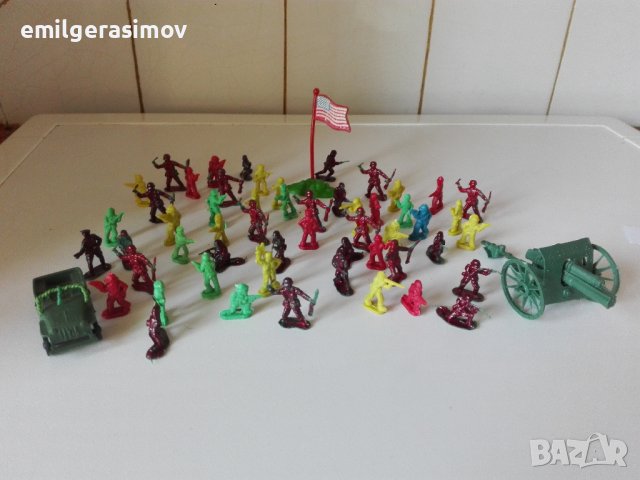 Пластмасови войници , пистолети лот динозаври.  