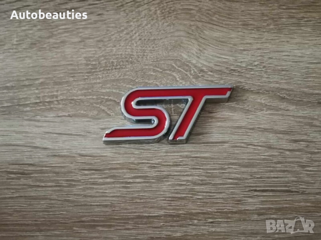 червена емблема Ford ST