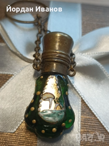 Старинно шише за парфюм с окачване, снимка 3 - Антикварни и старинни предмети - 52862595