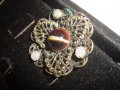 СТАРИННА БРОНЗОВА ФИЛИГРАННА БРОШКА с ЯСПИС и ПЕРЛИЧКИ АРТ ДЕКО 1921, снимка 3