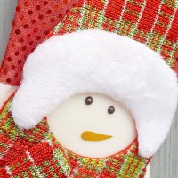 1835 Коледен чорап за подаръци и украса в бяло и червено и декорация Снежко, снимка 3 - Декорация за дома - 30786808