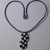 Ръчно изработено герданче- черно-бяла мозайка , снимка 1 - Колиета, медальони, синджири - 44210609