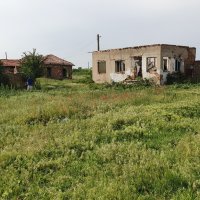 Разрушена къща и обор в село Горна Митрополия