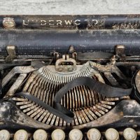 Антикварна пишеща машина, снимка 3 - Антикварни и старинни предмети - 44213833