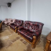 Кожени дивани цвят бордо две двойки с дървен обков, снимка 7 - Дивани и мека мебел - 39945175