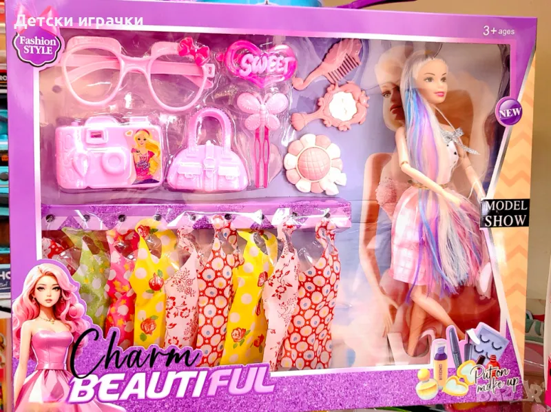 Кукла модел с рокли, фотоапарат, очила и аксесоари , снимка 1