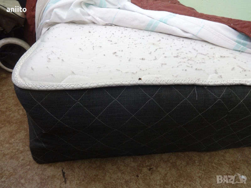 Еднолицев дебел скъп матрак черно-бял с вградена дървена рамка-само лично Варна., снимка 1