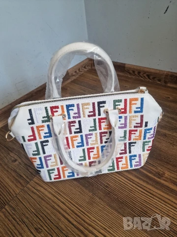 Страхотна дамска чанта FENDI, снимка 4 - Чанти - 51360984