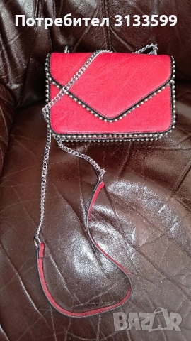 Малка червена чанта с дълъг синджир за носене през рамо , снимка 5 - Чанти - 51472648