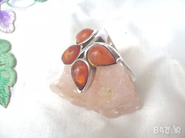 Нежен Сребърен Пръстен с Четири Кехлибари, снимка 2 - Пръстени - 31485743