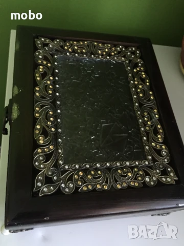 Кутия за бижута в  тъмно кафяво дърво с цветни камъни /бяло и жълто/  , с релефно стъкло с  крачета 