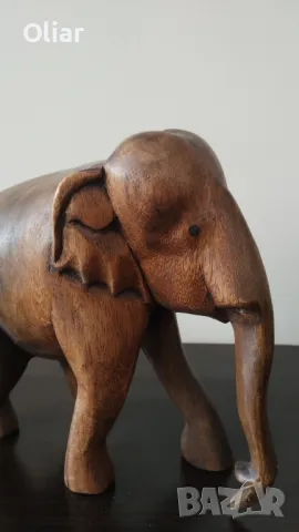 Много голям, тежък и реалистичен слон от дърво.