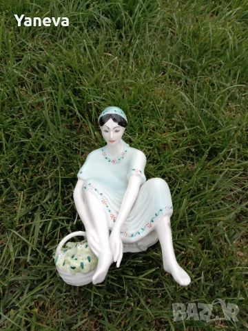 Vintage порцеланова статуетка на дама с кошница в седнала поза, снимка 2 - Статуетки - 51912759
