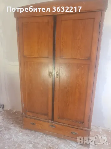 Стар масивен гардероб, изработен от благороден орех