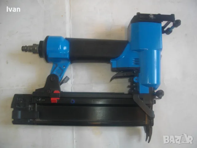 Made in ITALY ПРОФЕСИОНАЛЕН ИТАЛИАНСКИ ОРИГИНАЛЕН ПНЕВМАТИЧЕН ТАКЕР FASCO ЗА ПИРОНИ 40мм ПОЧТИ НОВ , снимка 2 - Други инструменти - 49427375