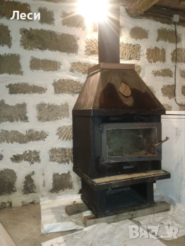 Голяма камина-печка за дърва