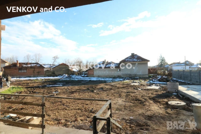 НА МЕТРИ ОТ СПИРКА, ПЛОЩАД И УЧИЛИЩЕ!! АСФАЛТОВ ПЪТ!! ГОТОВА ДО КЛЮЧ С ЧИСТО НОВ ПОКРИВ!! РАВЕН ДВОР, снимка 16 - Къщи - 53247317
