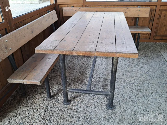 масивна маса с две скамейки