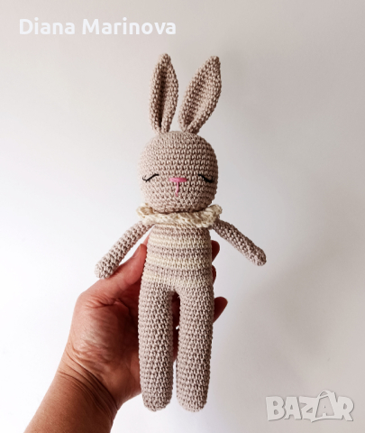 Зайче и дрънкалка ръчна изработка в неутрален цвят, плетени зайчета, играчка за бебе, бежово зайче , снимка 5 - Други - 44602627