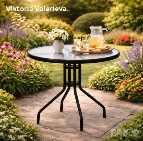 Минимализъм и стабилност в едно – стилна масичка за кафе на открито.