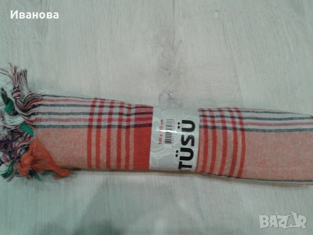 Чисто нова шарена покривка с ресни.