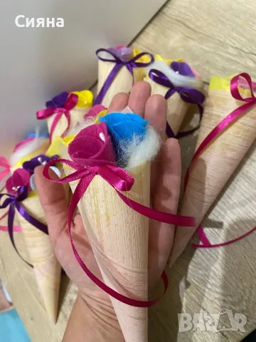 Фуния с цветя от филц, снимка 3 - Декорация за дома - 48555927