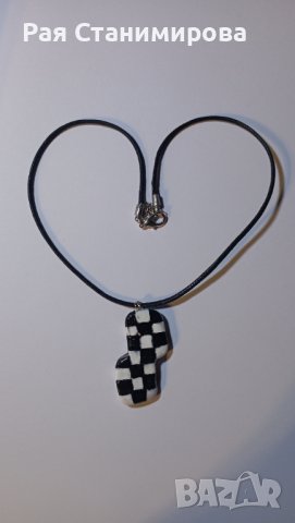 Ръчно изработено герданче- черно-бяла мозайка , снимка 1 - Колиета, медальони, синджири - 44210609