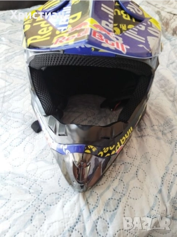 Продавам Red Bull каска, снимка 2 - Спортна екипировка - 52347997